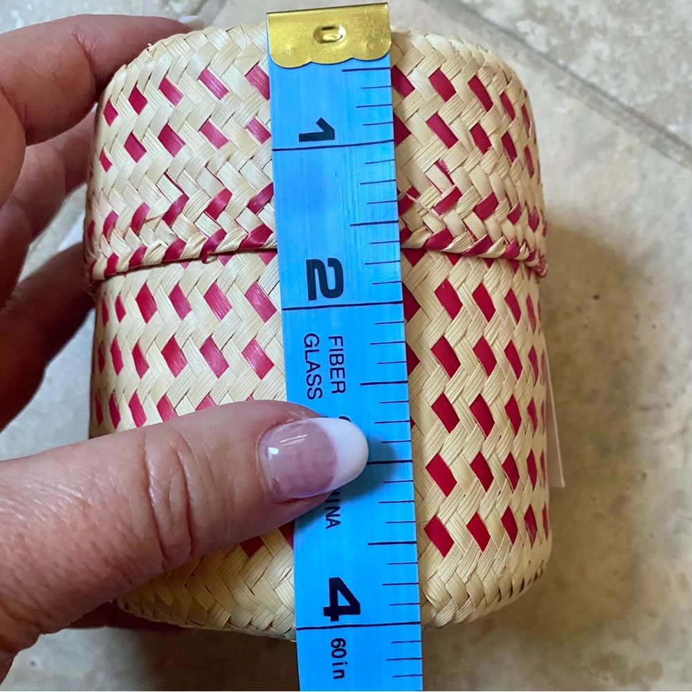 ๐ Handmade Palm Leaf Lidded Mini Basket - Picture 2 of 5